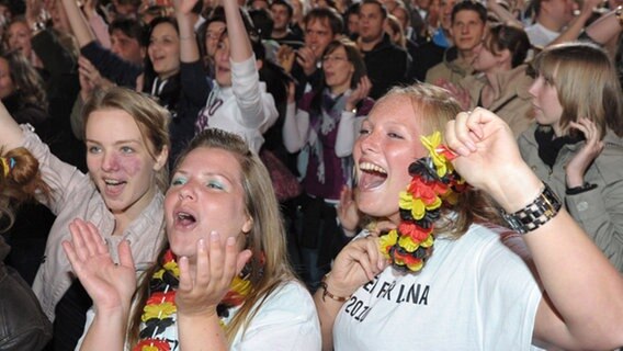 Lena-Fans beim Public Viewing in Hannover © dpa Foto: Peter Steffen