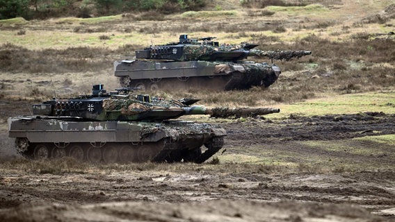 Zwei Leopard 2A6 des Panzerbataillon 203 der Bundeswehr fahren über den Truppenübungsplatz Senne. © dpa-Bildfunk Foto: Federico Gambarini/dpa