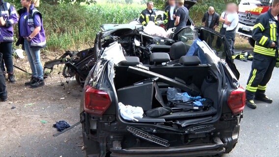 Ein Auto ist stark beschädigt. © Nord-West-Media TV 