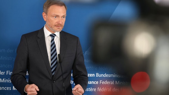 Bundesfinanzminister Christian Lindner spricht in einer Pressekonferenz. © dpa Bildfunk Foto: Oliver Berg/dpa