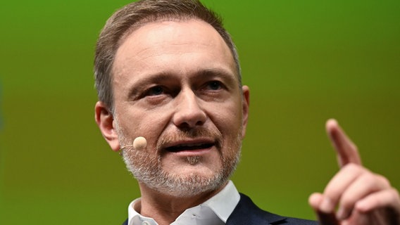Christian Lindner, Vorsitzender der FDP und Bundesfinanzminister, spricht im Opernhaus beim traditionellen Dreikönigstreffen der FDP. © picture alliance/dpa | Bernd Weißbrod Foto: Bernd Weißbrod
