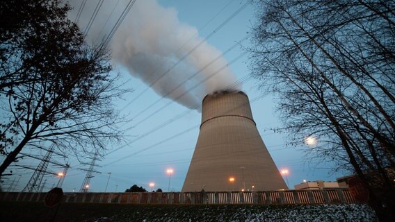 Ein Blick auf eines der Reaktorblöcke des Atomkraftwerks Lingen. © picture alliance/dpa | Mohssen Assanimoghaddam Foto: Mohssen Assanimoghaddam