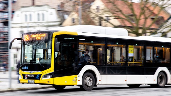 Ein Linienbus fährt auf einer Straße. © picture alliance Foto: Hauke-Christian Dittrich