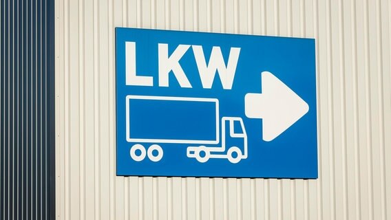 Ein Schild an einer Lagerhalle weist eine Lieferzone für Lkw aus. © picture alliance/imageBROKER/Rupert Foto: Rupert