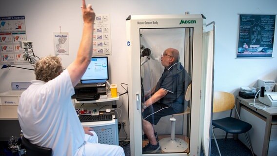 Ein Arzt überprüft die Lungen·funktion von einem Patienten. © dpa-Bildfunk Foto: Sina Schuldt