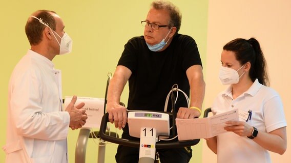 Zwei Ärzte untersuchen einen Patienten mit Log Covid Symptomen. © dpa picture alliance Foto: Waltraud Grubitzsch
