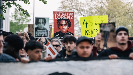 Menschen halten auf einer Demonstration für den getöteten Lorenz A. Schilder hoch. © picture alliance/Anadolu Foto: Hesham Elsherif