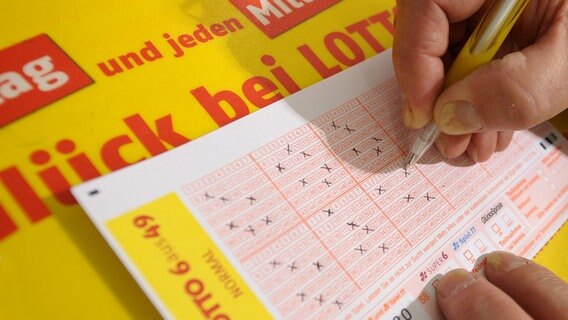 Eine Person füllt einen Lottoschein aus. © dpa-Bildfunk Foto: Holger Hollemann
