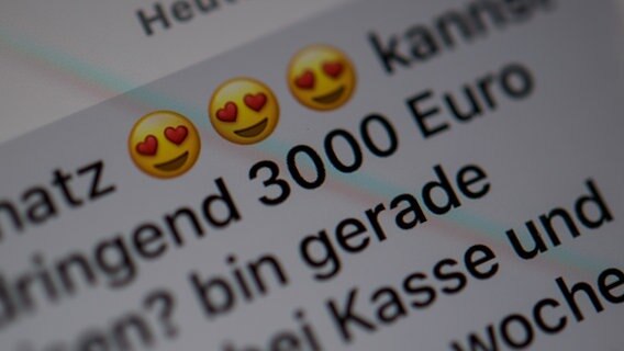 Herz-Emojis stehen in einer Nachricht auf einem Smartphone. © dpa Foto: Sebastian Gollnow