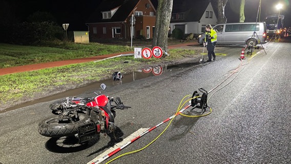Ein Motorrad liegt nach einem Unfall auf einer Straße. © Polizeiinspektion Cuxhaven 