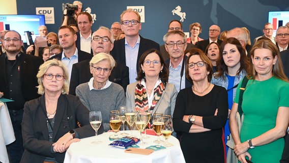 Anhänger der CDU reagieren auf die ersten Prognosen zur Landtagswahl in Niedersachsen. © dpa-Bildfunk Foto: Sina Schuldt