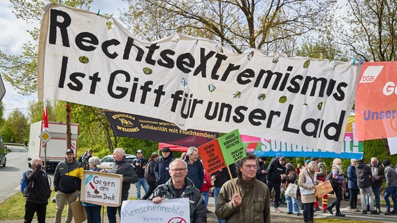Auf einem Transparent bei einer Demonstration gegen den AfD-Parteitag steht: "Rechtsextremismus ist Gift für unser Land." © dpa Foto: Georg Wendt