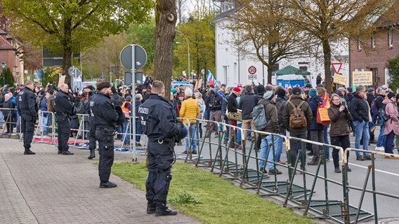 Die Polizei sichert eine Demonstration gegen den AfD-Parteitag am Veranstaltungsort in Unterlüß. © dpa Foto: Georg Wendt