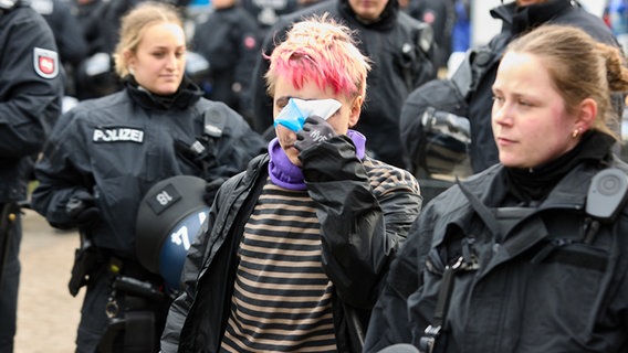 Eine Polizistin begleitet während der Demonstration gegen den AfD-Parteitag eine Person mit einer Verletzung im Gesicht. © dpa Foto: Georg Wendt