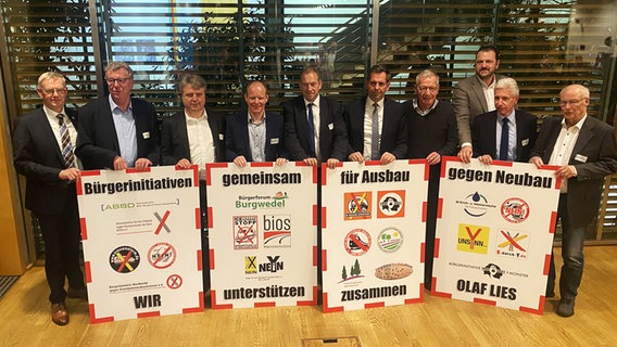 Wirtschaftsminister Olaf Lies (SPD) mit Vertretern von Kommunen und Bürgerinititiativen © NDR Foto: Johannes Koch