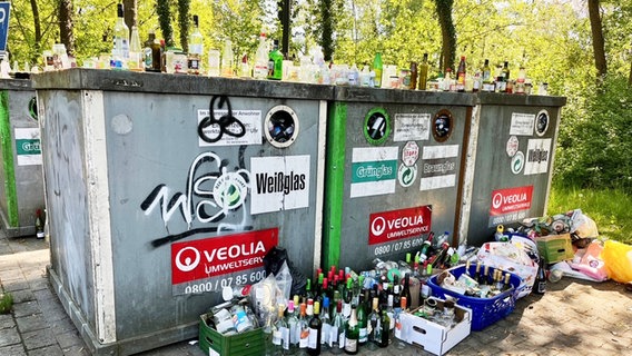 Um und auf Altglascontainern stehen Flaschen, Gläser und Müll. © Samtgemeinde Bevensen-Ebstorf 
