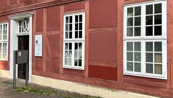 Fenster der Stiftung niedersächsischer Gedenkstätten in Celle wurden beschädigt. © Stiftung niedersächsische Gedenkstätten 