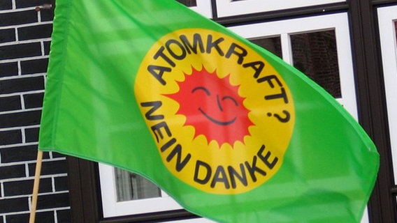 Eine Fahne mit der Aufschrift "ATOMKRAFT NEIN DANKE" bei einer Anti-Atomkraft-Demo in Lüneburg. © NDR Foto: Karsten Schulz
