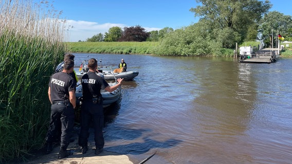 Polizeibeamte suchen mit Booten auf der Oste nach dem vermissten Arian. © NDR Foto: Jon Mendrala