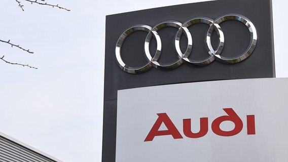 Ein Schild weist einen Audi-Händler aus. © picture alliance/Horst Galuschka Foto: Horst Galuschka