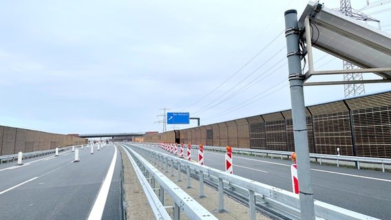 Das Bild zeigt die leere Autobahn 26 kurz nach ihrer Eröffnung. © NDR Foto: Jon Mendrala