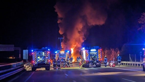 Einsatzfahrzeuge und Feuerwehrleute an einem brennenden Sattelauflieger auf der A7 © Polizeiinspektion Heidekreis 