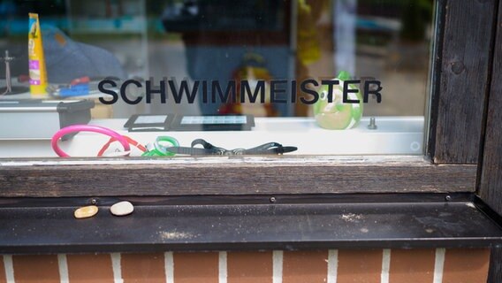 "Schwimmeister" steht an einer Scheibe im Freibad. © Philipp Schulze/dpa Foto: Philipp Schulze