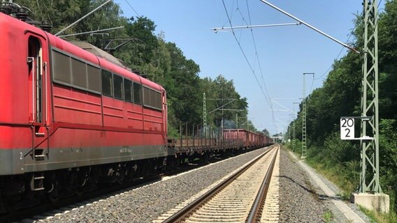 Ein roter Güterzug steht auf einer Bahnstrecke. © Polizeiinspektion Rotenburg 