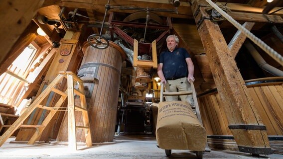 Ein Müller arbeitet in einer historischen Mühle. © Philipp Schulze/dpa Foto: Philipp Schulze
