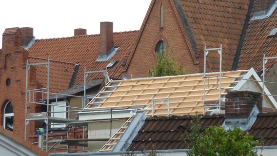Ein Haus wird gebaut. Der Rohbau ist umgeben von Gerüsten. Ein Haus wird gebaut. Der Rohbau ist umgeben von Gerüsten. © NDR Foto: Dirk Drazewski