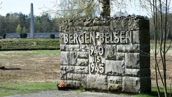 Ein Gedenkstein steht am Eingang zum Friedhof der KZ-Gedenkstätte Bergen-Belsen. © picture alliance/dpa | Holger Hollemann Foto: Holger Hollemann