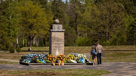 Kränze liegen an der Gedenkstätte in Bergen-Belsen. © Moritz Frankenberg/dpa Foto: Moritz Frankenberg