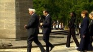 Frank-Walter Steinmeier (li) auf dem Gelände der Gedenkstätte Bergen-Belsen, daneben Israels Staatspräsident Izchak Herzog. © NDR Foto: NDR