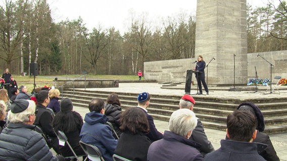 Julia Willie Hamburg spricht auf der Gedenkfeier im KZ Bergen-Belsen. Anlass ist die Befreiung im April 1945. © NDR 