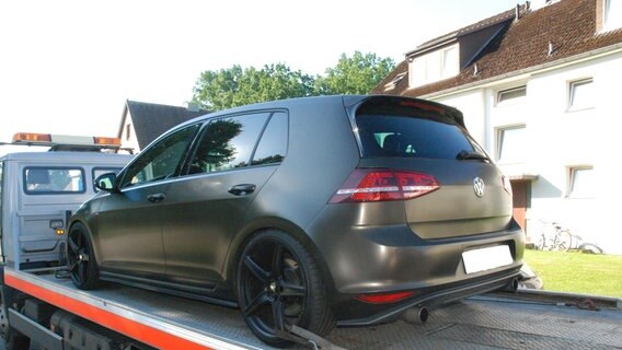 Ein schwarzes Auto steht auf der Ladefläche eines Abschleppwagens. © Polizeiinspektion Rotenburg 