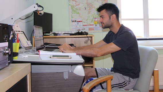 Mohammad Abd schreibt eine Bewerbung für ein duales Studium. © NDR Foto: Christian Berndt