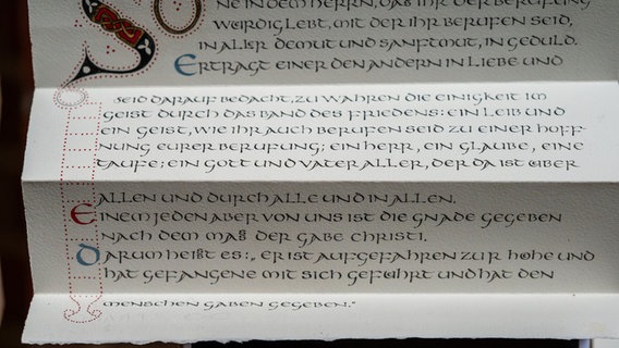 Lüneburg: In der Kirche St. Nicolai sind mit Tintenfeder geschriebene Abschriften des Neuen Testaments zu sehen. © dpa-Bildfunk Foto: Philipp Schulze