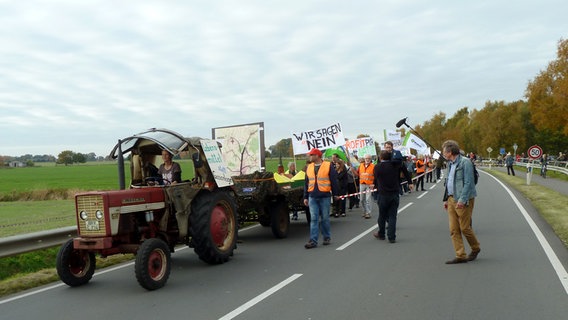 Menschen demonstrieren auf der Landstraße 142 zwischen Meckelsen und Sittensen gegen den geplanten Bau einer Biogasanlage. © NDR Foto: Katrin Höcherl