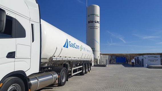 Biogasanlage in Darchau vor blauem Himmel. Links ein Lkw. © NDR Foto: Marie Schiller