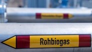"Rohbiogas" steht auf einer Rohrleitung in der Bio-LNG-Anlage. © Jens Büttner/dpa Foto: Jens Büttner