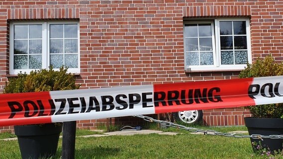 Polizeiabsperrung vom Tatort in Bispingen. © dpa-Bildfunk 