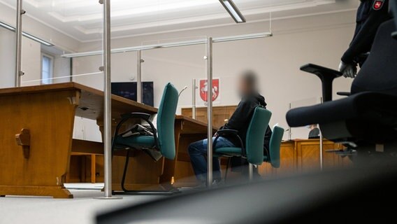 Ein Angeklagter befindet sich in einem Gerichtssaal. © Picture Alliance Foto: Philipp Schulze