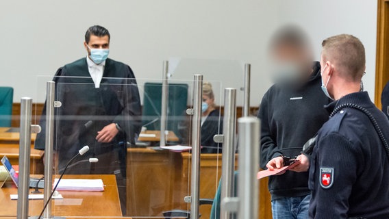 Ein Angeklagter befindet sich in einem Gerichtssaal. © dpa-Bildfunk Foto: Philipp Schulze