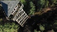 Ein Feuerwachturm steht in einem Wald bei Bispingen. Er soll gesprengt werden. © NDR 
