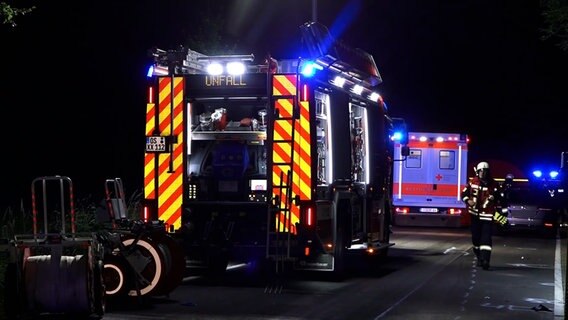 Einsatzfahrzeuge des Rettungsdienstes stehen auf einer Straße. © Nord-West-Media TV 