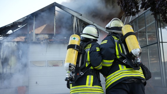 Die Feuerwehr in Bleckede löscht eine brennende Gärtnerei © Feuerwehr Bleckede 