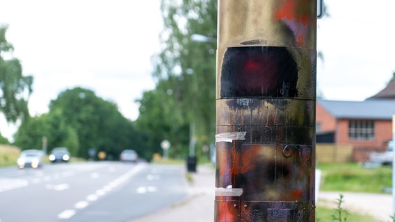 Ein angesprühter Blitzer steht an einer Straße im Landkreis Harburg. © JOTO Foto: JOTO