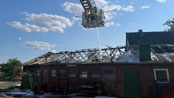 Die Feuerwehr löscht ein brennendes Werkstattgebäude in Lüchow-Dannenberg. © Kreisfeuerwehr Lüchow-Dannenberg 