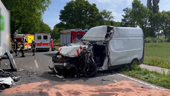 Ein Transporter und ein Lkw stehen nach einem Unfall an einer Bundesstraße. © Hellwig TV Elbnews Produktion 