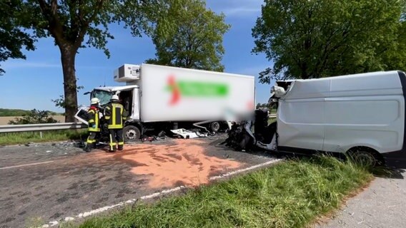 Ein Transporter und ein Lkw stehen nach einem Unfall an einer Bundesstraße. © Hellwig TV Elbnews Produktion 